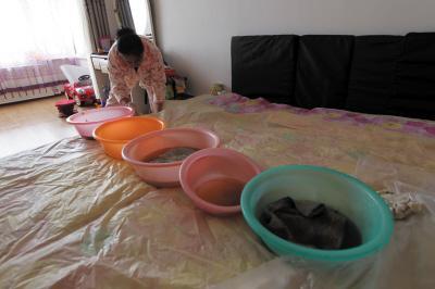 青浦楼上漏水，住户失联，小区没物管，业主维权难！律师来支招……
